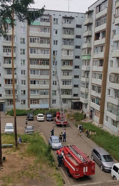 Ez a tűzoltó a kollégái segítségével épp megkéri a kedvese kezét.