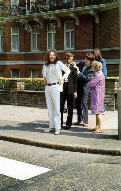 A "zebrás fotóra" készülő The Beatles, 1969-ben.