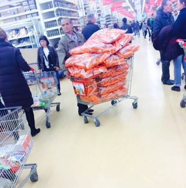 Pista bácsi 50 kiló sárgarépát vásárolt a boltban.