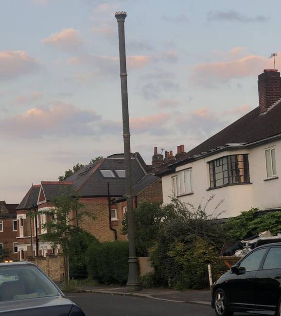 London egyes részein ilyen házak fölé érő kéményekkel találkozhatunk. Mint kiderült, ezek valójában a csatorna szellőzői, amik azért vannak ilyen magasan, hogy ezáltal megakadályozzák a metán felhalmozódását.