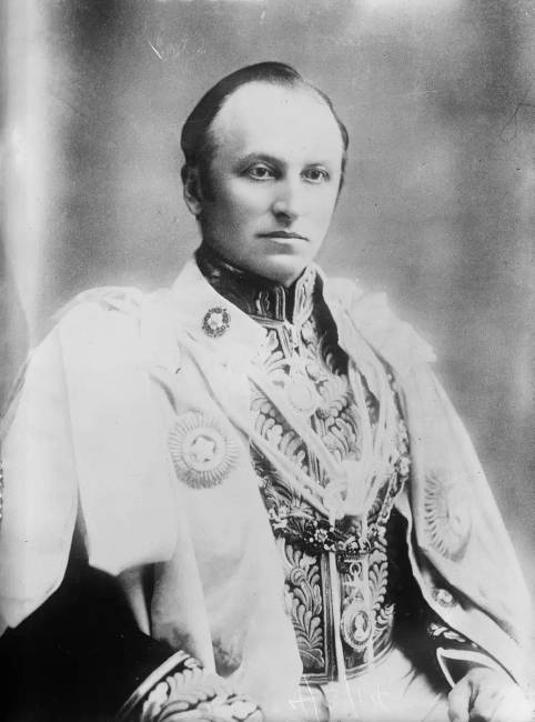 George, 1921-től Curzon márkija. Előtte a vikomt és a gróf címet viselte.