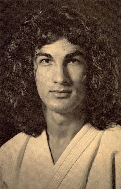 18 éves Steven Segal.