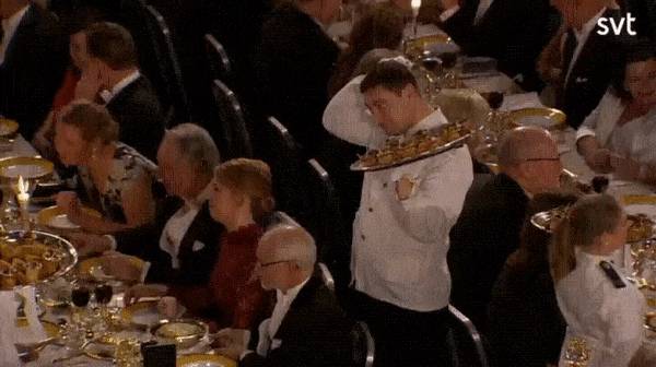 Ez a pincér ráejtett egy ételt a Svéd Tudományos Akadémia elnökére a Nobel-banketten.