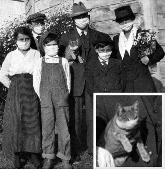 Családi fotó a spanyolnátha-járvány idején, 1918-ban.