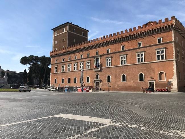 Piazza Venezia, Róma - nincs busz, nincs autó, nincs ember.