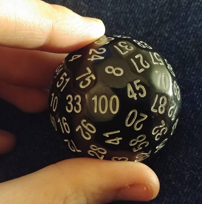 Végezetül: így néz ki egy 100 oldalú dobókocka.