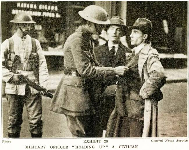 Miért tartja sok ír férfi szándékosan a zsebében a kezét, amikor találkozik a brit királyi családdal?
