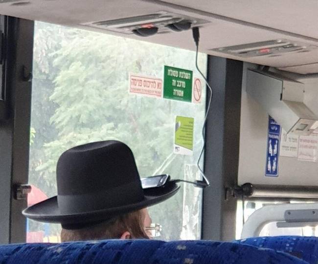Ez az egy mód volt rá, hogy tölteni tudja a telefonját.