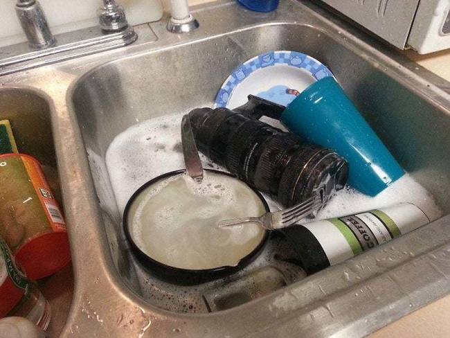 „A feleségemmel fényképészek vagyunk, és születésnapjára kapott tőlem egy lencse formájú termoszt. Minden alkalommal halálra rémülök, amikor ezt látom."