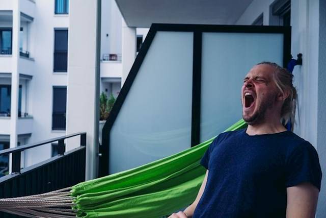 Ha úgy gondolod, hogy valaki figyel téged, ásíts egyet. Ha az illető visszaásít, akkor valóban figyel téged, az ásítás ugyanis "ragályos".