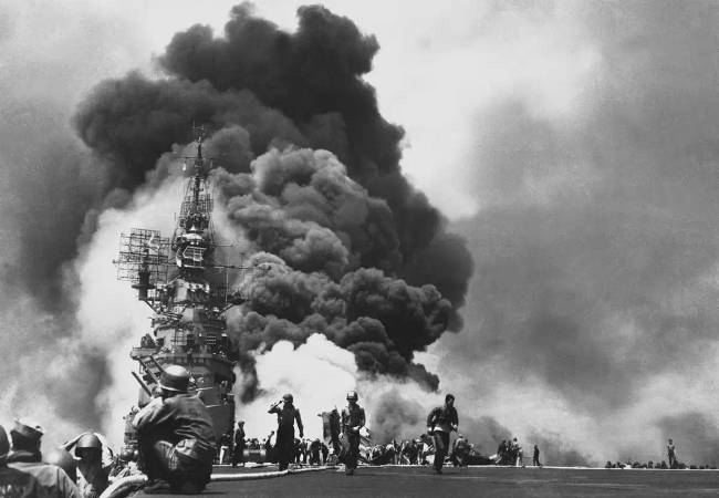 A „Bunker Hill” repülőgép-hordozó lángol egy kamikaze gép találata után, Okinawa, 1945. május 11.