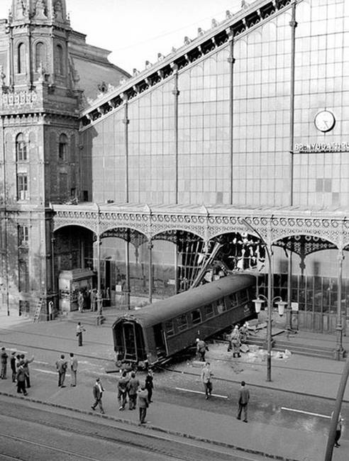 1962-ben egy vonat túlfutott a síneken a Nyugati pályaudvaron, áttörte az üveget, és az akkori Lenin körúton állt csak meg.