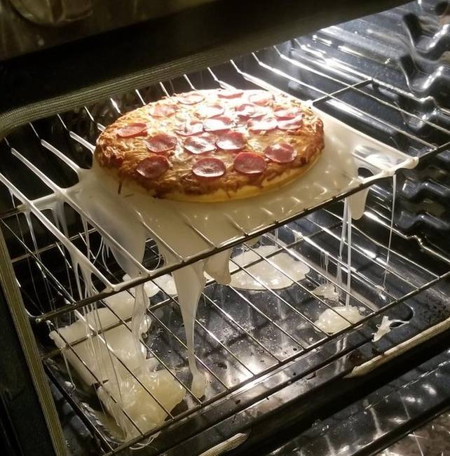 Lehet, hogy a vágódeszka megolvadt, de legalább a pizza jól átsült!