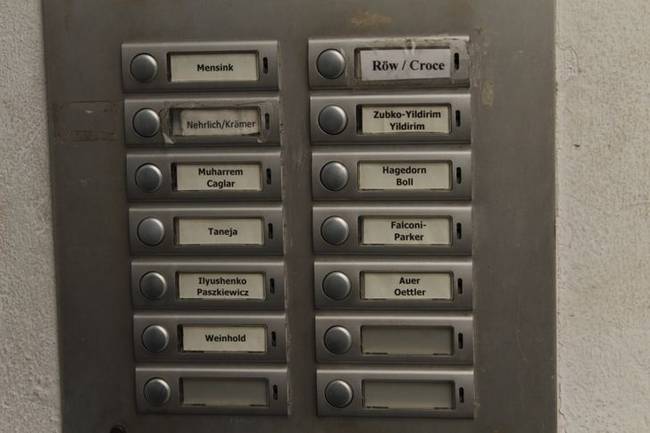 A postaládák és a kaputelefonok itt kissé másképp néznek ki.