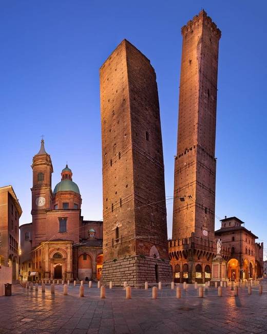Az Asinelli-torony és a Garisenda-torony - Bologna, Olaszország.
