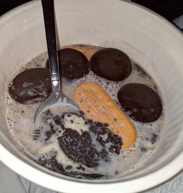 „Mondtam a férjemnek, hogy forró csokit szeretnék, de nem volt itthon, úgyhogy tejbe rakta és megmikrózta az oreo kekszeket…”