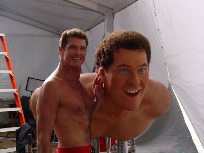 Saját figurájával pózoló David Hasselhoff a ''Spongyabob – A mozifilm'' forgatásán.