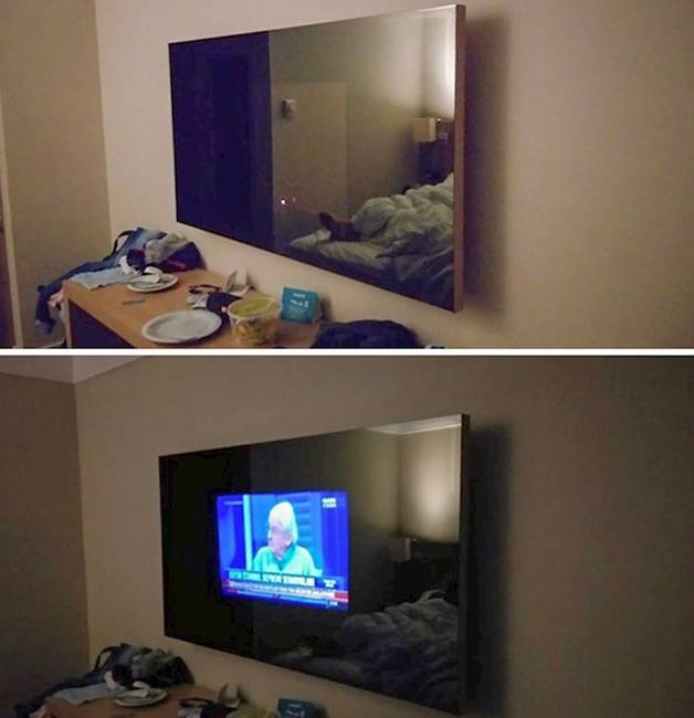 Nagy tévés szállodai szoba.