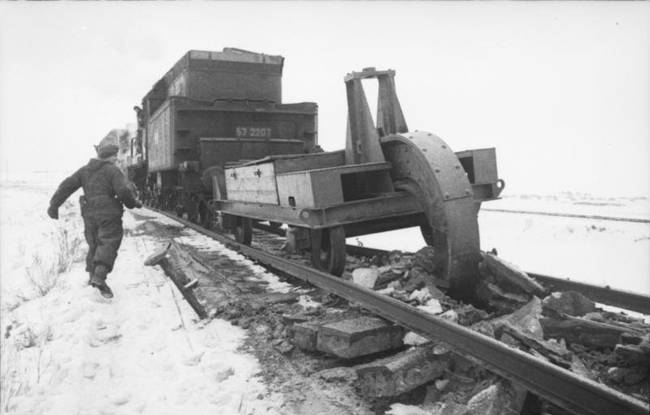 1945: A németek ezzel a Schienenwolf névre keresztelt vonatkocsival tették tönkre a szovjet vasútvonalakat, miután visszavonulásra kényszerültek.