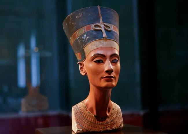 Az ókori egyiptomi királynő, Nefertiti a kopaszsága ellenére is gyönyörűnek számított :)
