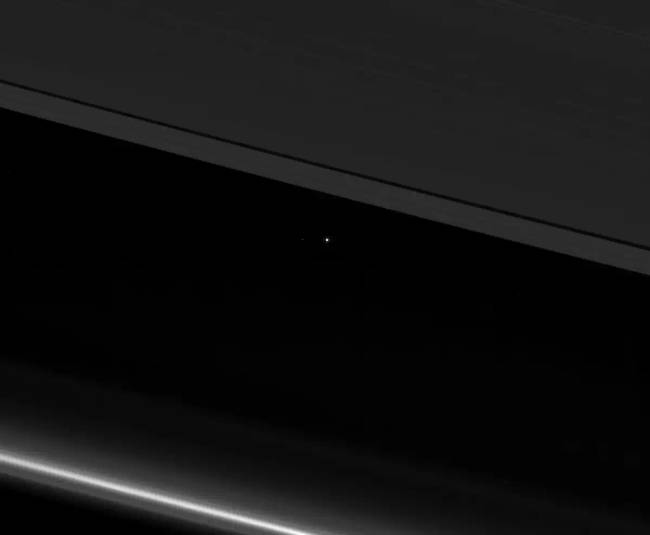 Föld és Hold a Szaturnusz gyűrűi előtt / NASA