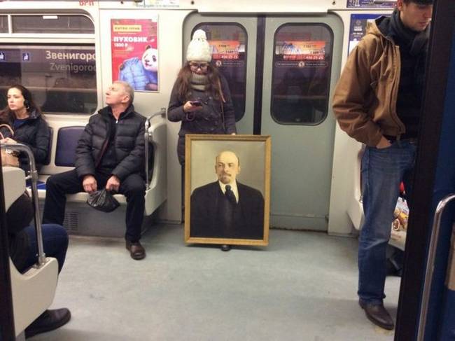 Aki gyakran jár metróval, az tudja, hogy mindig jó, ha van nálunk egy Lenin portré.
