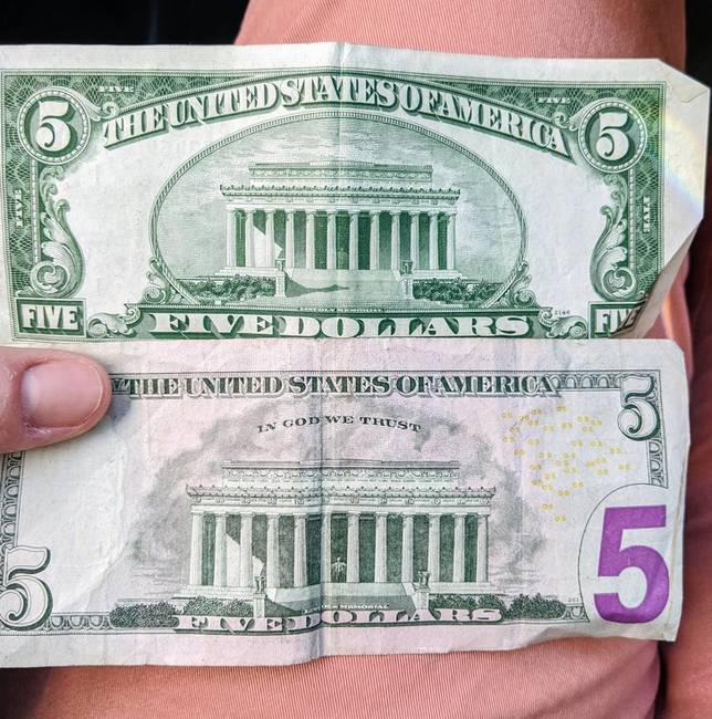 A múlt század közepi dollárokról még hiányzik a "in God we trust" felirat, ezt csak később kezdték rájuk nyomtatni.