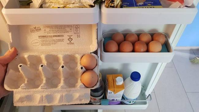 Ennek a hűtőszekrénynek a tojástartójába 8 tojás fér, míg a boltban 6 vagy 10 darabos tojást lehet csak venni.