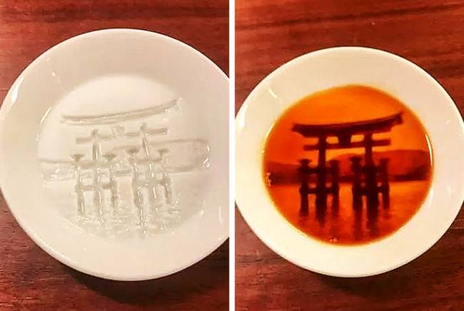 Ennek a tányérnak a japán Icukusimai szentély jelenik meg az alján, ha szósszal töltjük fel.