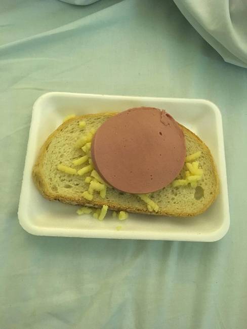 Egy szelet kenyér, egy szelet párizsi, reszelt sajt.