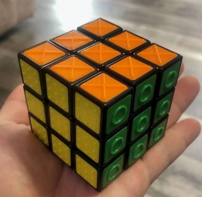Rubik-kocka vakoknak.