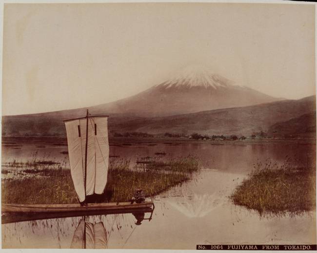 Egy japán vitorlás csónak 1890-ben, a háttérben a Fuji-hegységgel.