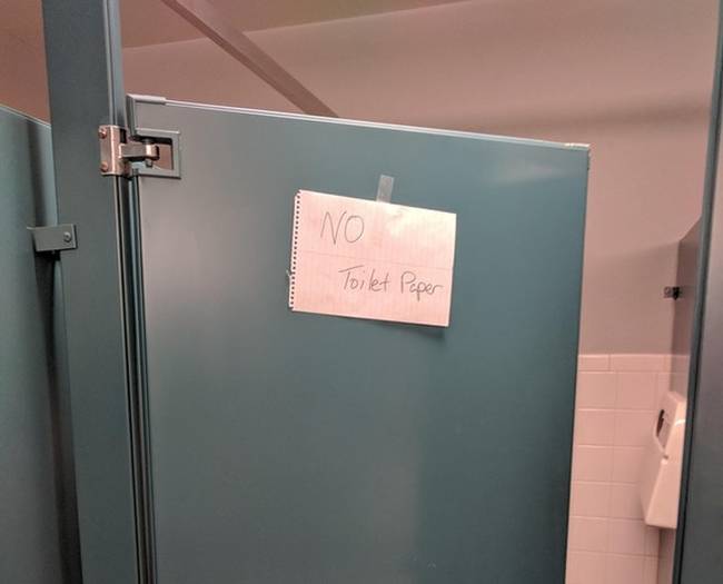 „Köszönöm a névtelen hősnek!" (felirat: nincs WC-papír)
