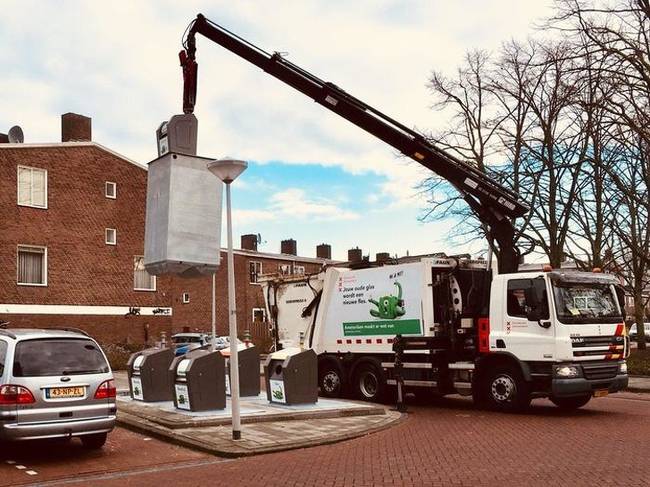 Amszterdamban a szemetet föld alatti konténerekben gyűjtik, és az egészet kiemelve ürítik szemétszállításkor.