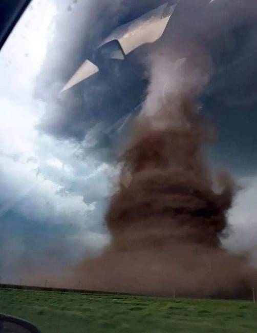 A tornádók nagyon kiszámíthatatlanok, amik pillanatok alatt képesek kialakulni előttünk, úgy, mint ezen a fotón.