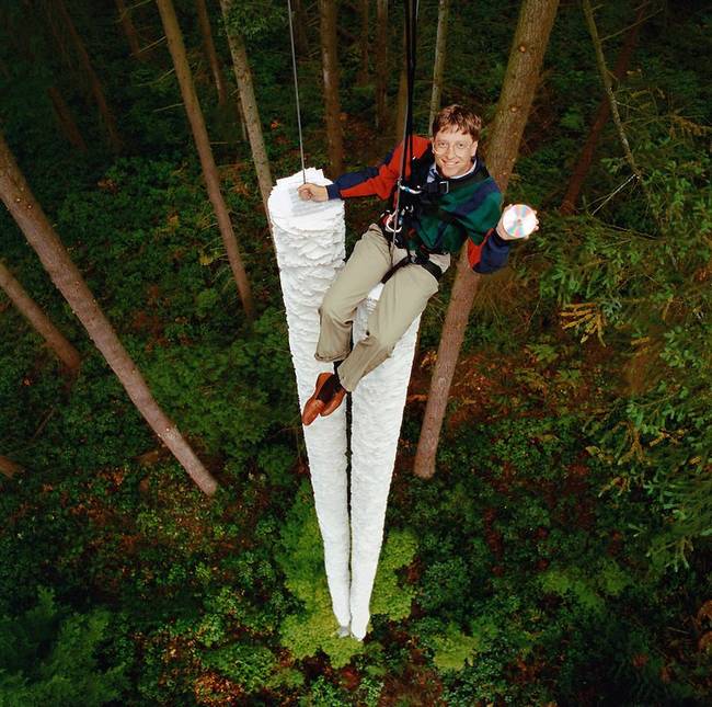 Ezen a képen a fiatal Bill Gates épp azt bizonyítja, hogy a kezében látható CD-n több adat tárolható, mint az alatta látható papírtornyokon összesen. (1994)