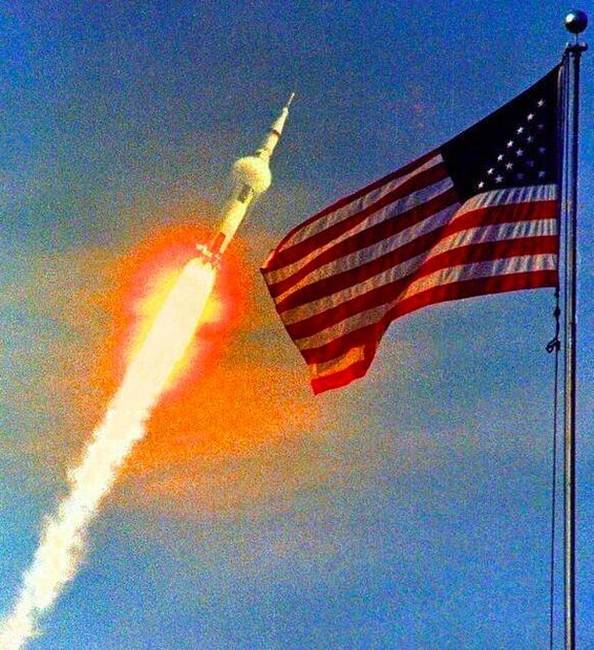 Az Apollo–11 kilövése, 1969. július 16-án.