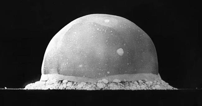 "Robbanás a Trinity teszt helyszínén, 0,016 másodperccel a robbanás után, 1945. július 16-án" | A kép forrása: Wikimedia Commons (közkincs)