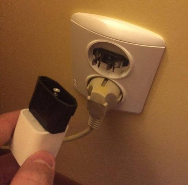Így lett életveszélyes fegyver egy telefontöltő konnektorban maradt végéből.