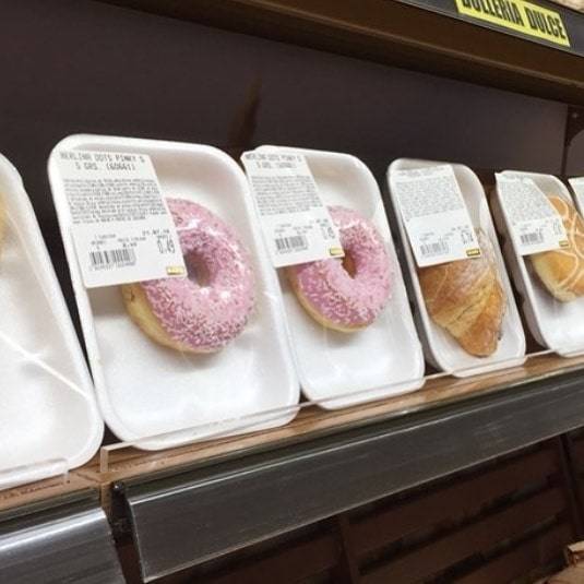 Mindegyik péksütemény külön műanyag csomagolásban.
