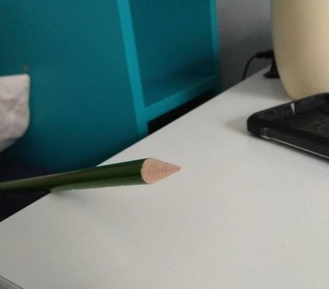 „Harmadszorra próbáltam meg kifaragni a ceruzámat, mire rájöttem, hogy nincs benne grafit betét."