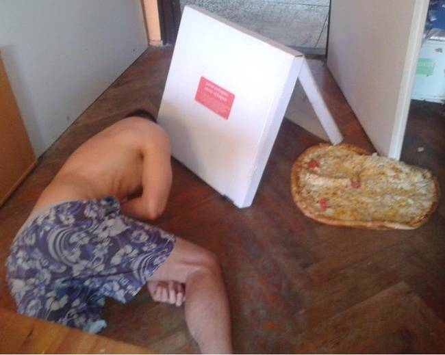 Sikerült megrendelnie a pizzát, sőt még át is vette, ám a cél előtt végül így is megtörtént az elkerülhetetlen.
