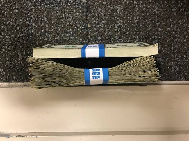 A két kötegben pontosan ugyanannyi pénz található, a különbség, hogy az egyik kötegben található bankjegyeket most nyomtatták, a másik kötegben találhatók pedig már sok ezer ember kezén átmentek.