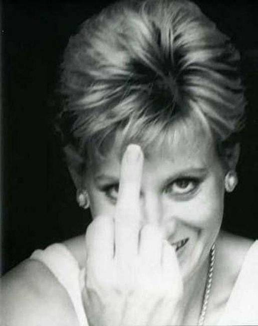 A középső ujját mutató Diana hercegnő fotója valójában egy brit fényképész, Alison Jackson photoshoppos munkájának eredménye, aki gyakran szereti pajzán és illetlen helyzetekbe retusálni a hírességeket.