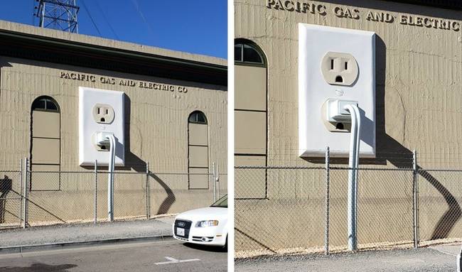 Ennek az elektromos vállalatnak egy hatalmas konnektor van a falán.