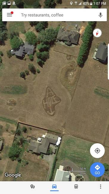 Google Maps-szintű bosszú a bunkó szomszédon. Felirat: „Seggfej".