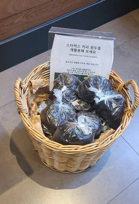 A szöuli Starbucksokban a lefőzött kávét becsomagolják és a helyi gazdák ingyen elvihetik, hogy műtrágyaként használják őket a földjeiken.