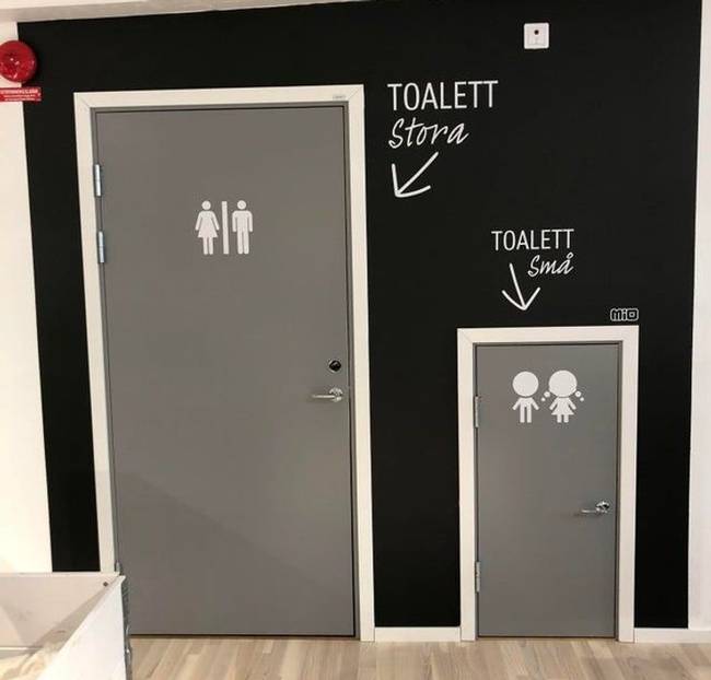 Ennek a svéd bútorüzlet mosdójának külön bejárata van a gyermekek számára.