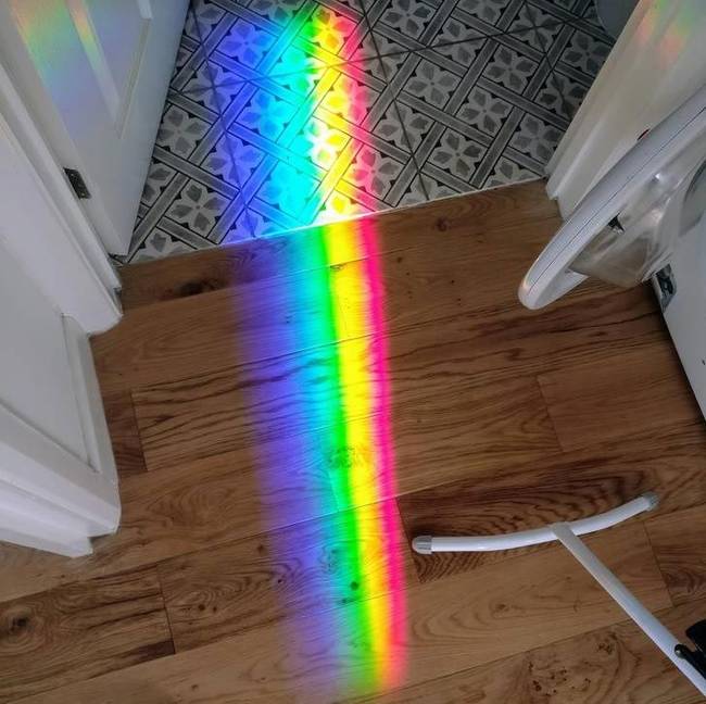 Akváriumon megcsillanó napfény.