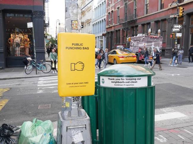 New Yorkban ilyen stresszoldó bokszzsákok találhatók az utcákon. Az emberek ezeket ütve enyhíthetik a stresszt.